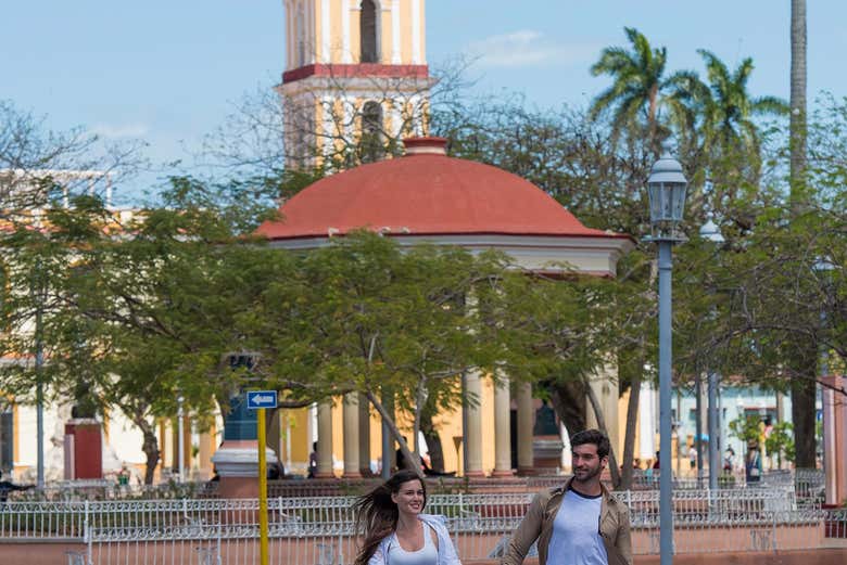 Dos visitantes paseando por la ciudad de Remedios