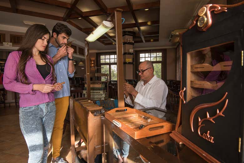 Una pareja viendo cómo se realizan los puros artesanales