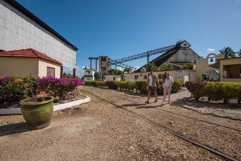 Recorriendo los exteriores Museo de la Agroindustria Azucarera