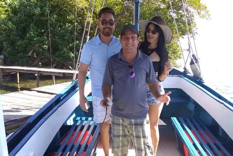 Foto junto al patrón del barco