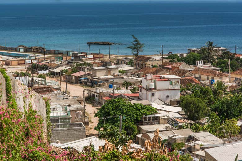 Casas blancas de Gibara junto al mar