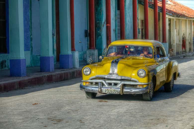 Coche clásico por las calles de Gibara