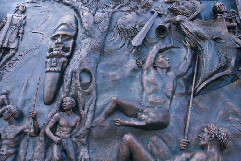 Detalles en relieve del mural Orígenes