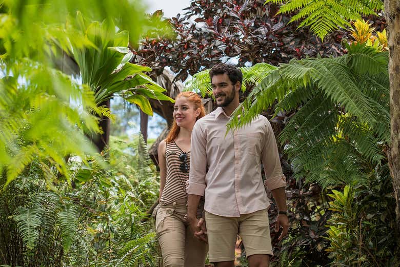 Pareja recorriendo la frondosa selva de Sierra Cristal