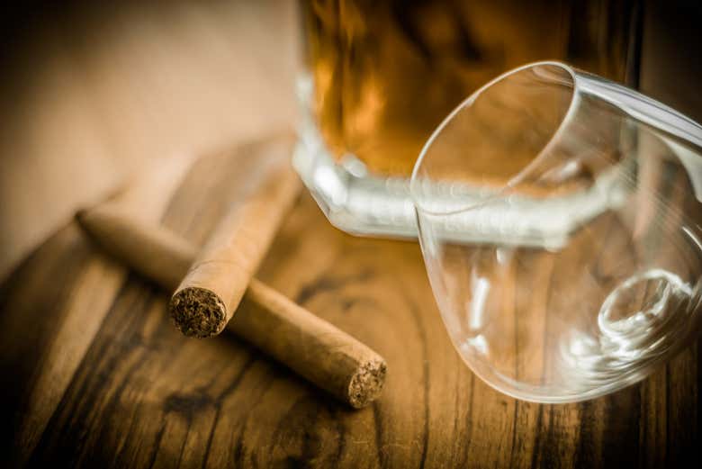 Dos puros y una copa de ron cubano
