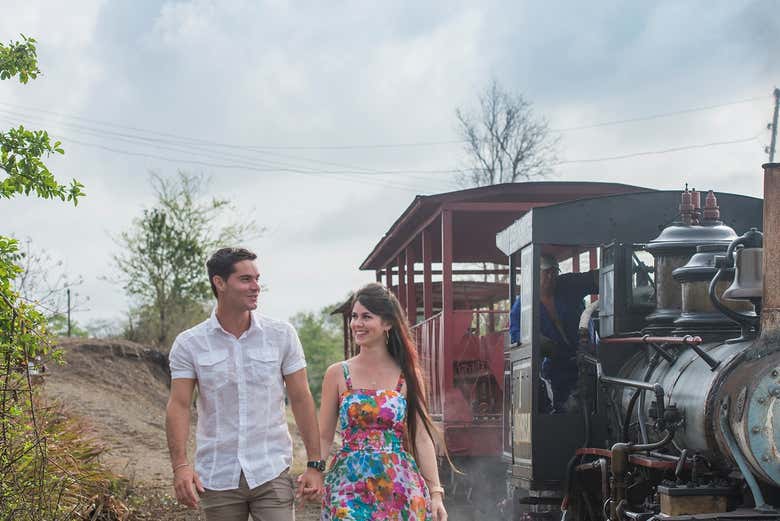 Una pareja disfrutando de un paseo tranquilo en 