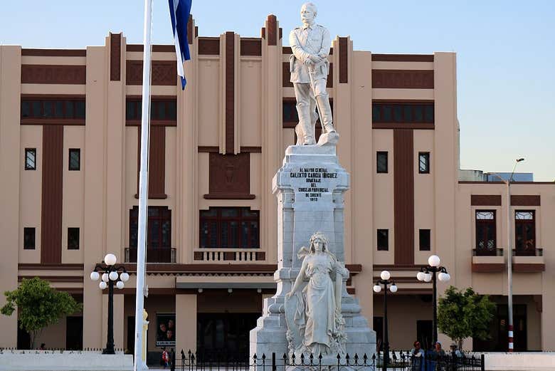 Statue in Calixto García Parka