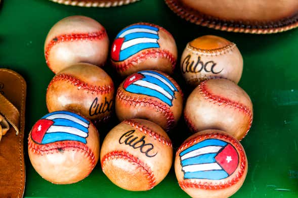 Partido de béisbol en La Habana con guía local