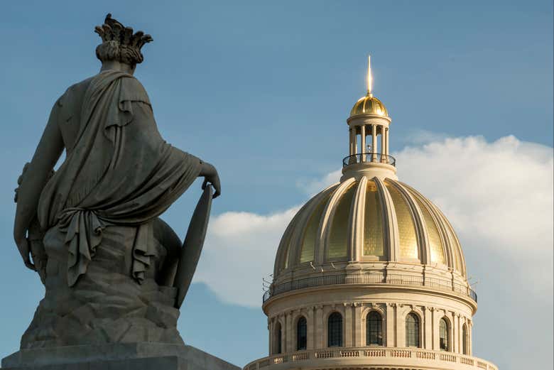 Statue à côté du Capitole à La Havane