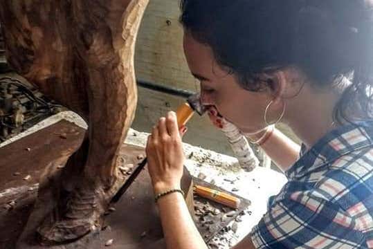 Una artista esculpiendo en madera