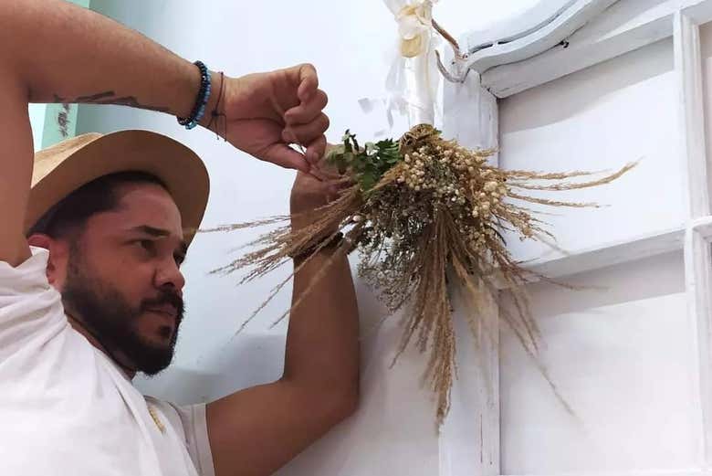 El artista montando la exposición