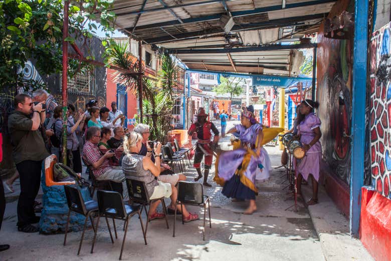 Dançarinos no Callejón de Hamel