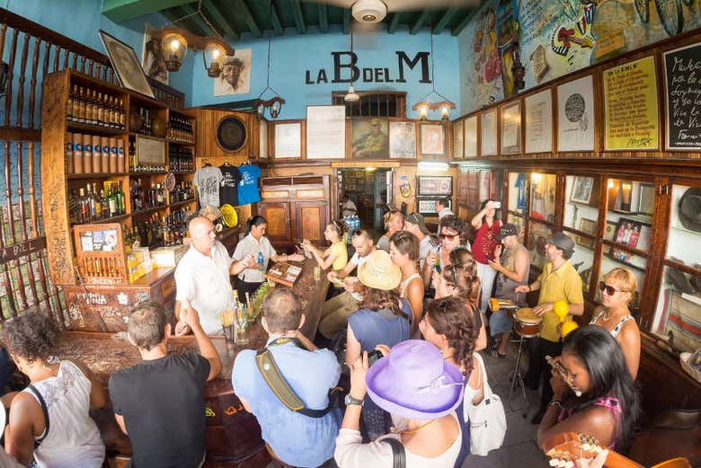 Bebiendo mojitos en La Bodeguita