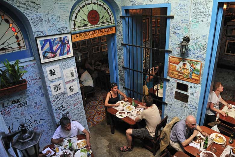 Comiendo en el patio de La Bodeguita