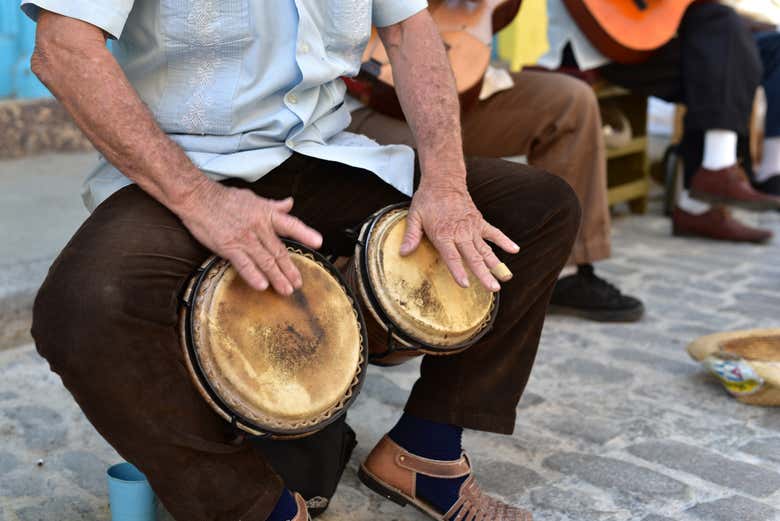 Un hombre toca los bongos en las calles de La Habana