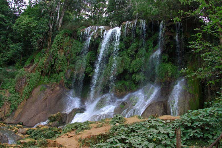 Cascada El Nicho entre bosques tropicales