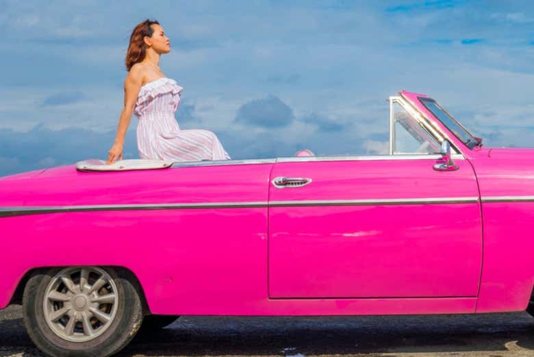 Foto com o carro dos anos 50