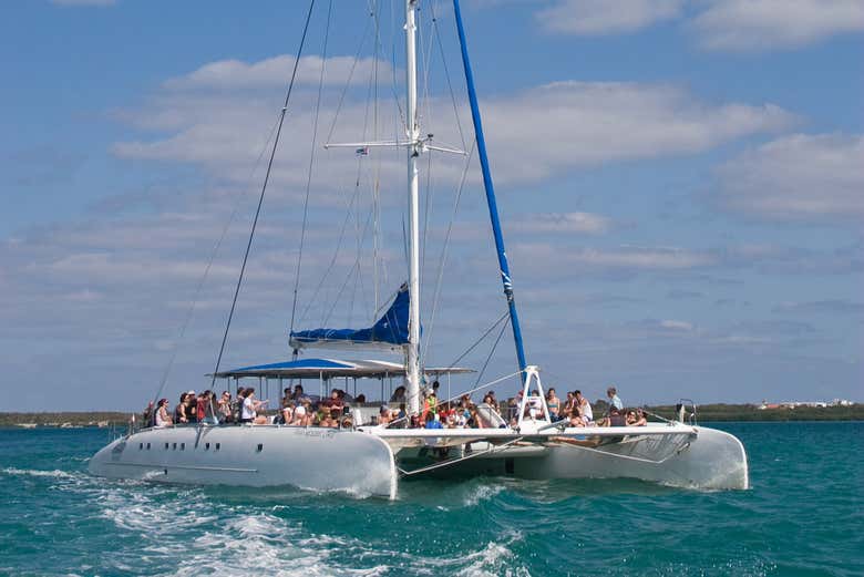 Catamarán rumbo a Cayo Blanco
