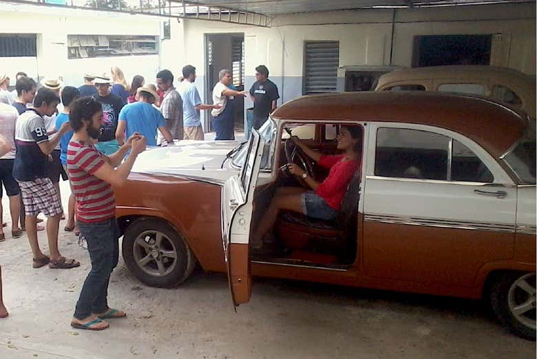 Contemplando los diferentes modelos de coches clásicos