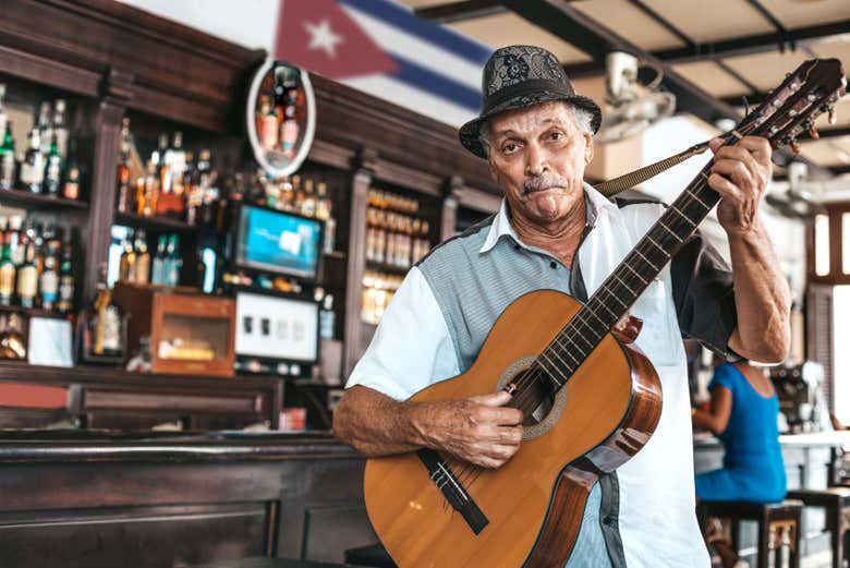 Un músico tradicional cubano