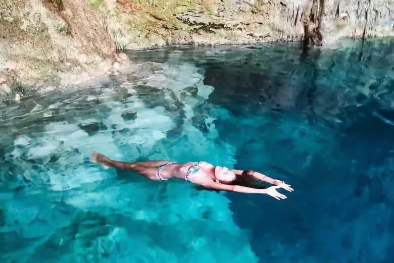 Nuotando in acque cristalline