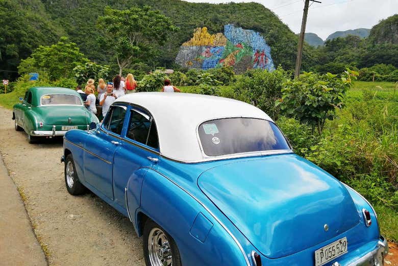 Visite du mur de la Préhistoire en voiture d'époque