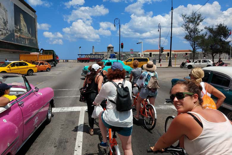 In bicicletta per le strade dell'Avana