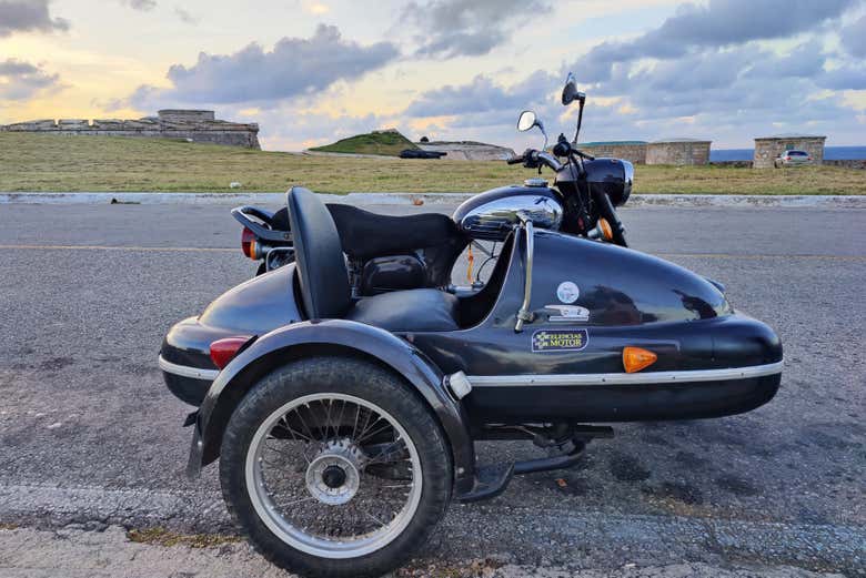 Moto clásica con sidecar