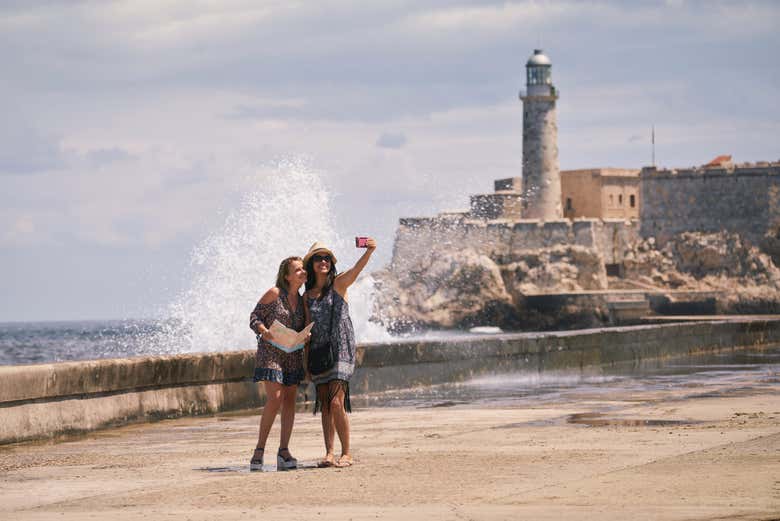 Foto en pareja frente al faro del Morro