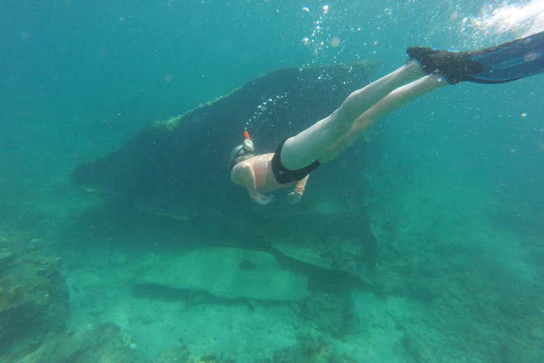 Snorkel próximo a um barco naufragado