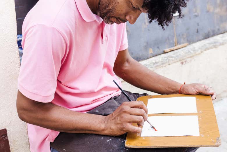 Un artista realizando una de sus pinturas