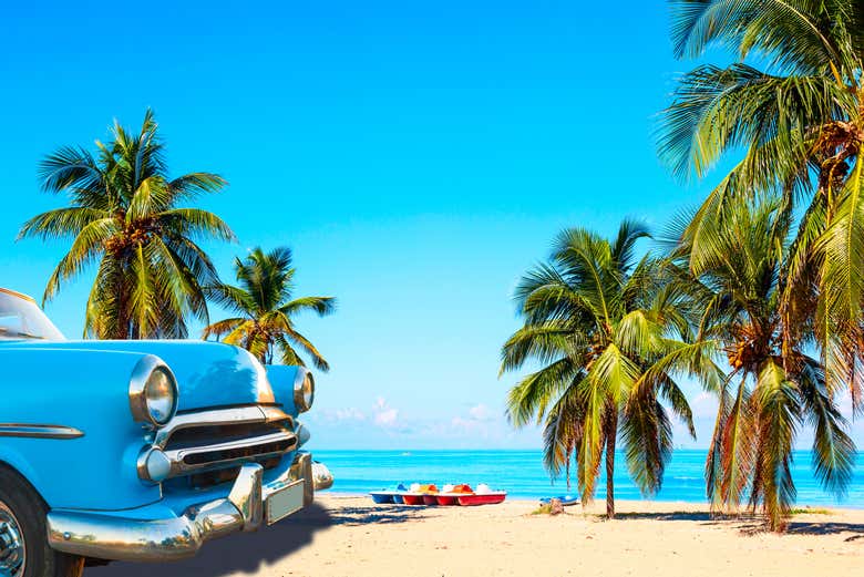Coche clásico junto a una playa en Varadero