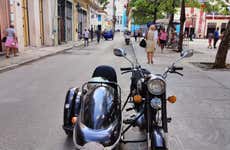 Tour en moto clásica o con sidecar por La Habana