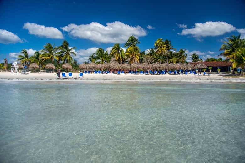 Las aguas cristalinas que bañan Playa Larga