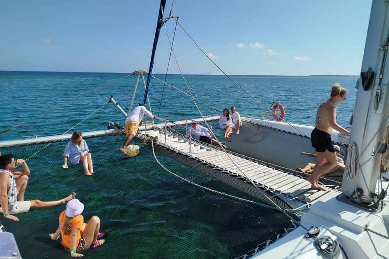 Relajándonos en el catamarán