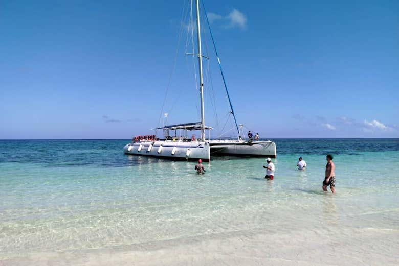 El catamarán cerca de la playa
