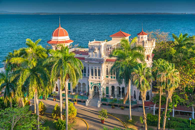 Vista aérea del Palacio del Valle con el Caribe al fondo