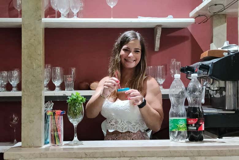 Disfrutando de la clase de coctelería