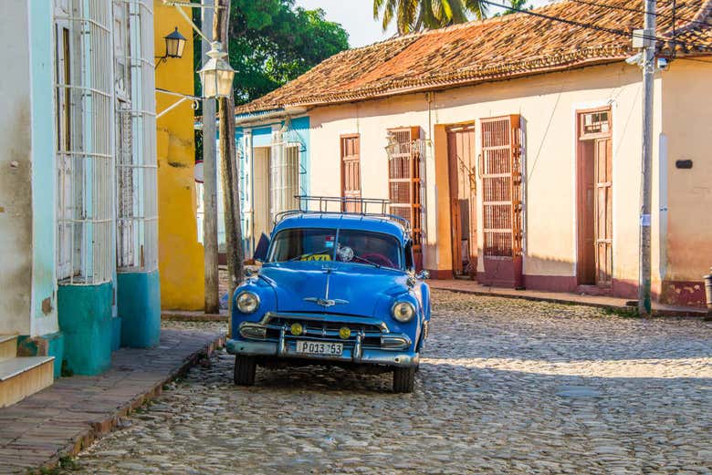 Coche clásico en las calles de Trinidad