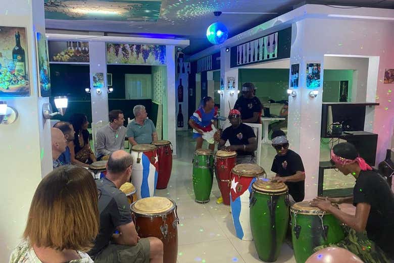 Concentrados en la clase de percusión