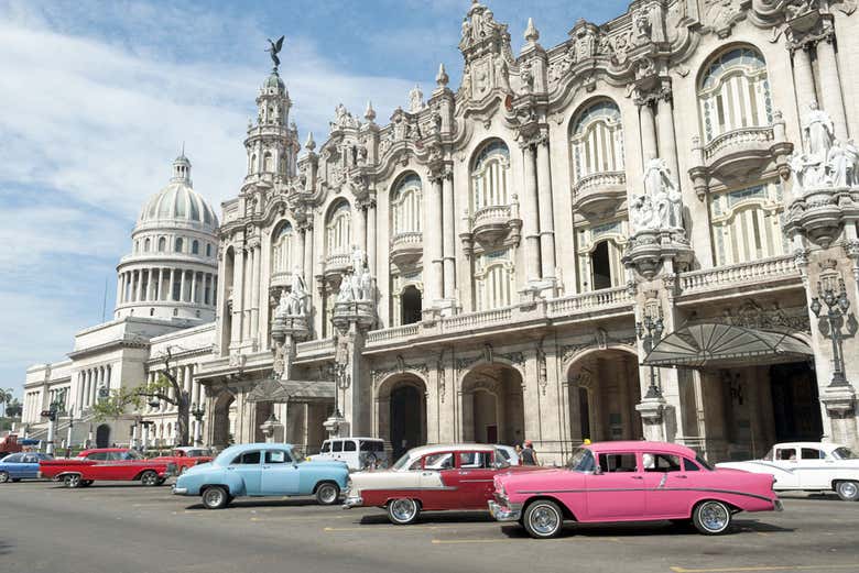 Une voiture américaine d'époque face au Capitole