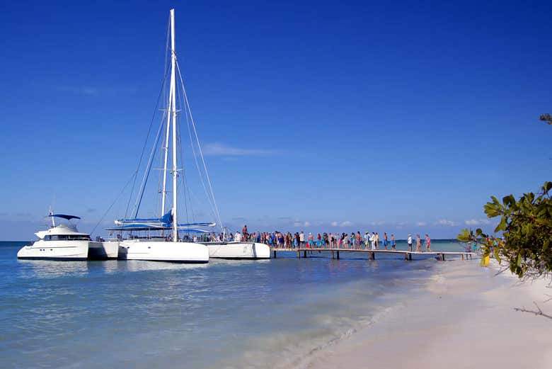 Catamarán fondeando en Cayo Blanco