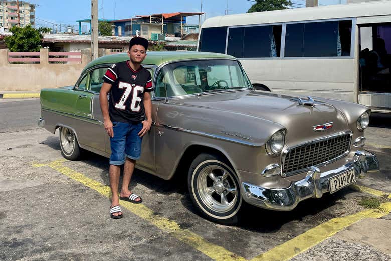 Posando ao lado de um carro clássico