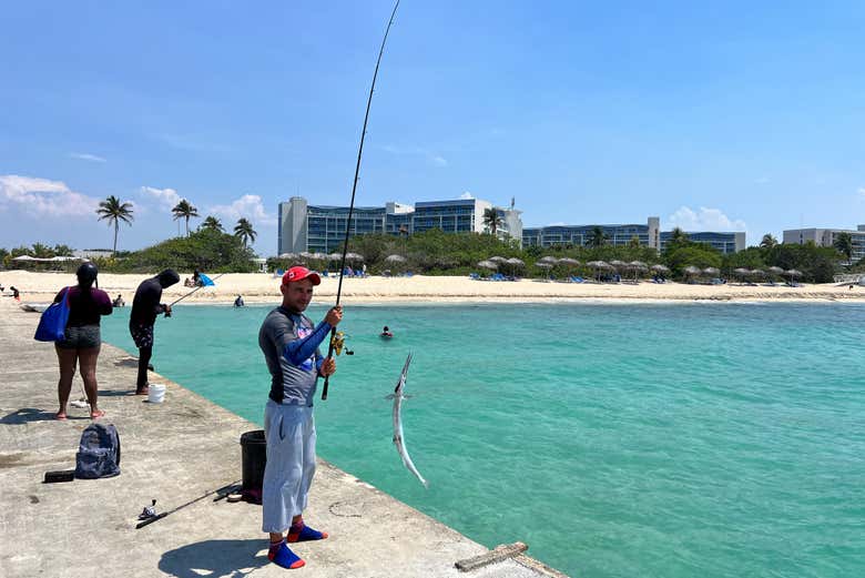 Un hombre pescando en una de las playas