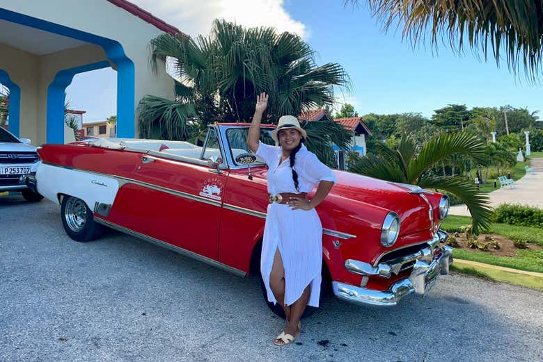 Preparada para recorrer Varadero en coche clásico