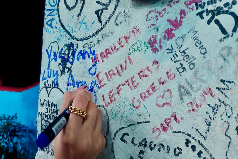 Firmando en un mural 