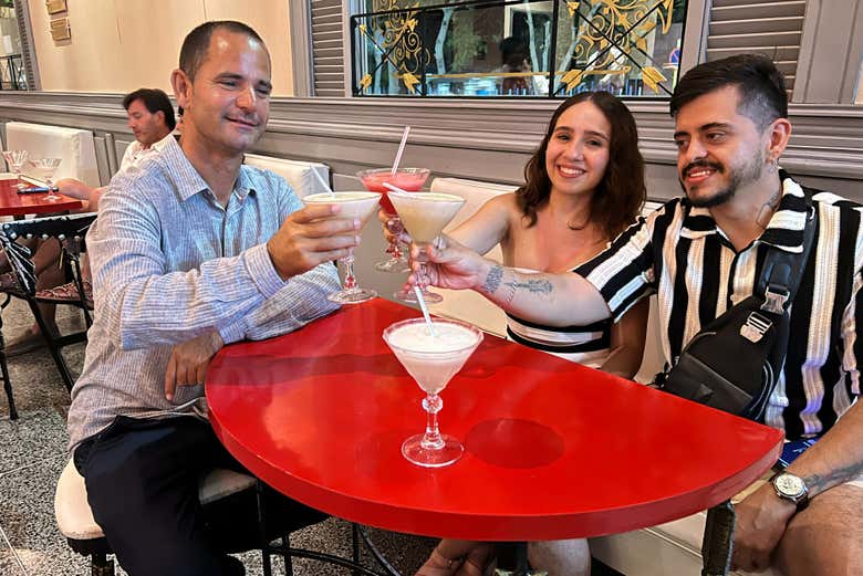 Brindando con un daiquiri en el bar Floridita