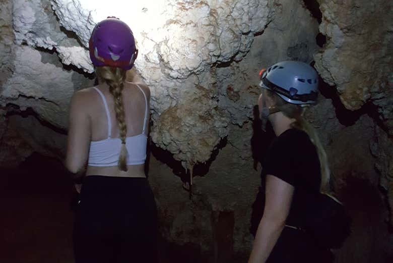 Explorando las cuevas