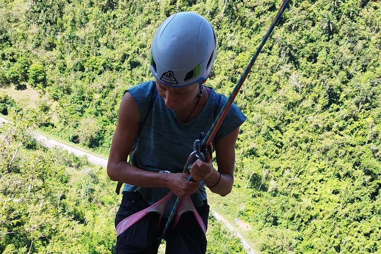 Realizando rápel desde lo alto