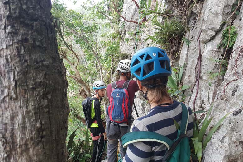 Senderismo entre formaciones rocosas